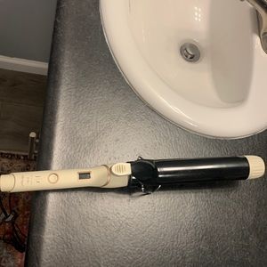 JZ Styles Co 1.25” curling iron. Only used maybe 5 times. No flaws.